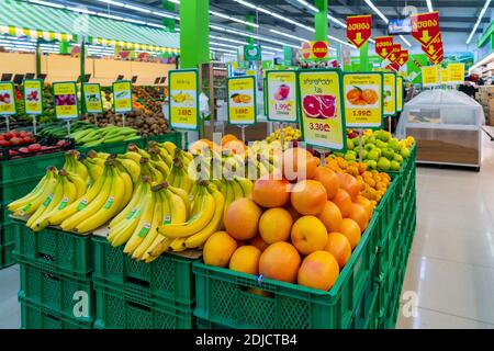 Tiflis, Georgien - 12. Dezember, 2020: Große Auswahl an frischem Obst und Gemüse auf dem Markt Zähler Stockfoto