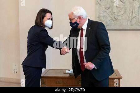 Berlin, Deutschland. Dezember 2020. Bundespräsident Frank-Walter Steinmeier (r) begrüßt die weißrussische Oppositionspolitikerin Swetlana Tichanowskaja zu einem Gespräch im Schloss Bellevue. Quelle: Bernd von Jutrczenka/dpa/Alamy Live News Stockfoto