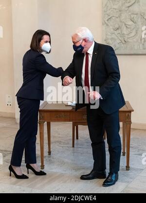 Berlin, Deutschland. Dezember 2020. Bundespräsident Frank-Walter Steinmeier (r) begrüßt die weißrussische Oppositionspolitikerin Swetlana Tichanowskaja zu einem Gespräch im Schloss Bellevue. Quelle: Bernd von Jutrczenka/dpa/Alamy Live News Stockfoto