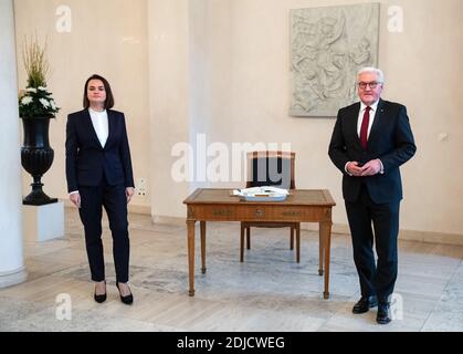 Berlin, Deutschland. Dezember 2020. Bundespräsident Frank-Walter Steinmeier (r) begrüßt die weißrussische Oppositionspolitikerin Swetlana Tichanowskaja zu einem Gespräch im Schloss Bellevue. Quelle: Bernd von Jutrczenka/dpa/Alamy Live News Stockfoto