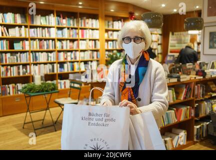 14. Dezember 2020, Hessen, Frankfurt/Main: Inhaberin Maria Lucia Klöcker hält Buchpakete zur Abholung in ihrer Buchhandlung bereit. Die hessischen Buchhandlungen bereiten sich auf die zweite Sperre vor, während die Kunden die letzte Chance nutzen, das Geschäft zu besuchen. Foto: Frank Rumpenhorst/dpa Stockfoto