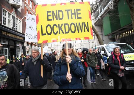 Demonstranten nehmen am Montag, dem 14. Dezember 2020, an einem Anti-Impfprotest in Westminster in London Teil. Foto von Stefan Rousseau/PA Wire/ABACAPRESS.COM Stockfoto