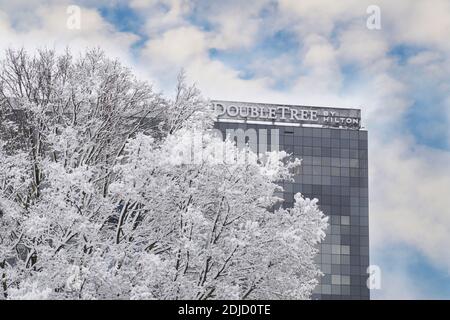 Das Gebäude des Doubletree by Hilton Hotels in Winterkleidung. Stadt Lodz, Polen.04.02.2019. Stockfoto