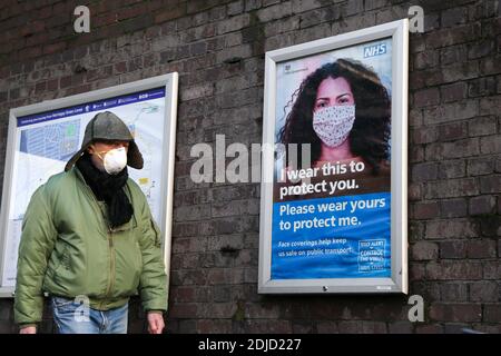 London, Großbritannien 14 Dec 2020 - EIN Mann mit Gesichtsmaske geht am Plakat der öffentlichen Informationskampagne des NHS COIVD-19 im Norden Londons vorbei. Gesundheitsminister Matt Hancock hat Londoner Abgeordneten gesagt, dass die Hauptstadt nach einem starken Anstieg der Coronavirus-Infektionsraten in die 3. Stufe COVID-19-Beschränkungen umgezogen wird. Credit Dinendra Haria /Alamy Live News Stockfoto