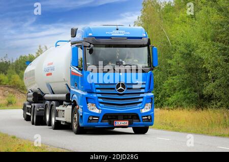 Blauer Mercedes-Benz Actros 2551 Tankwagen Powder-Trans für den Bulk-Transport auf der Straße an einem schönen Sommertag. Turku, Finnland. 23. August 2019. Stockfoto