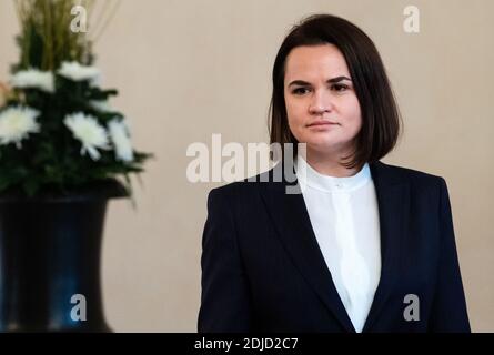 Berlin, Deutschland. Dezember 2020. Swetlana Tichanowskaja, Oppositionspolitikerin aus Weißrussland, steht anlässlich eines Treffens mit Bundespräsident Steinmeier im Schloss Bellevue. Quelle: Bernd von Jutrczenka/dpa/Alamy Live News Stockfoto