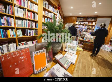 14. Dezember 2020, Hessen, Frankfurt/Main: Nur wenige Kunden sind wegen der Corona-Vorschriften gleichzeitig im Buchladen Weltenleser. Die Buchhandlungen in Hessen bereiten sich auf die zweite Sperre vor, während die Kunden die letzte Chance nutzen, den Laden zu besuchen. Foto: Frank Rumpenhorst/dpa Stockfoto