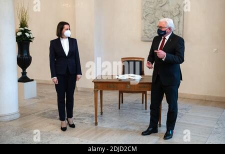 Berlin, Deutschland. Dezember 2020. Bundespräsident Frank-Walter Steinmeier (r) begrüßt die weißrussische Oppositionspolitikerin Swetlana Tichanowskaja zu einem Gespräch im Schloss Bellevue. Quelle: Bernd von Jutrczenka/dpa/Alamy Live News Stockfoto