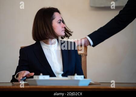 Berlin, Deutschland. Dezember 2020. Swetlana Tichanowskaja, Oppositionspolitikerin aus Weißrussland, unterschreibt das Gästebuch anlässlich eines Treffens mit Bundespräsident Steinmeier im Schloss Bellevue. Quelle: Bernd von Jutrczenka/dpa/Alamy Live News Stockfoto