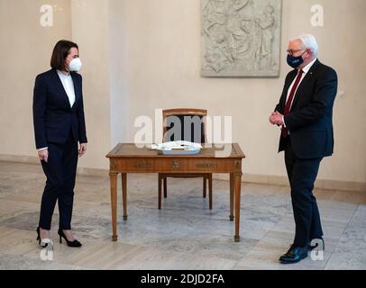 Berlin, Deutschland. Dezember 2020. Bundespräsident Frank-Walter Steinmeier (r) begrüßt die weißrussische Oppositionspolitikerin Swetlana Tichanowskaja zu einem Gespräch im Schloss Bellevue. Quelle: Bernd von Jutrczenka/dpa/Alamy Live News Stockfoto