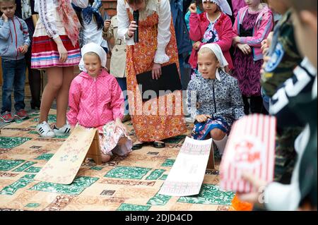 Verschiedene Nationen haben verschiedene Versionen des Spiels, in der Regel mit hart gekochten, verzierten Eiern gespielt. Stockfoto