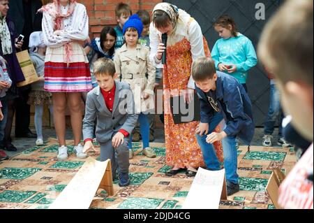 Verschiedene Nationen haben verschiedene Versionen des Spiels, in der Regel mit hart gekochten, verzierten Eiern gespielt. Stockfoto