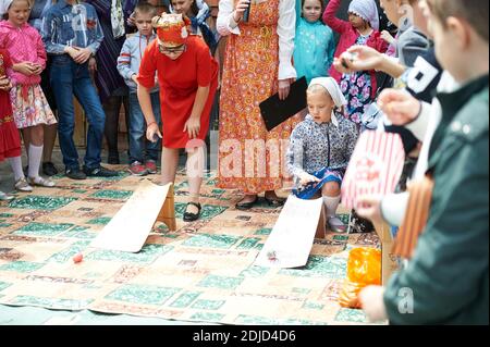 Verschiedene Nationen haben verschiedene Versionen des Spiels, in der Regel mit hart gekochten, verzierten Eiern gespielt. Stockfoto