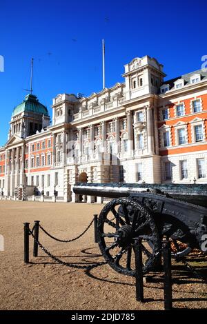 Altes Admiralty-Gebäude mit einem Türkenkanon in Whitehall Horse Guards Parade London England Großbritannien in den späten errichtet 19. Jahrhundert als Erweiterung gebaut Stockfoto