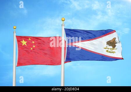 China und amerikanisch-Samoa zwei Flaggen auf Fahnenmasten und blau wolkiger Himmel Stockfoto