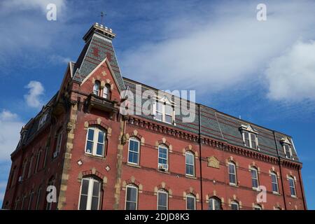 Ein Blick auf das historische, Wahrzeichen, große, rote Backstein, Mansarde überdacht Freimaurer-Tempel Bürogebäude an der Main und High Street. In Belfast, Maine. Stockfoto