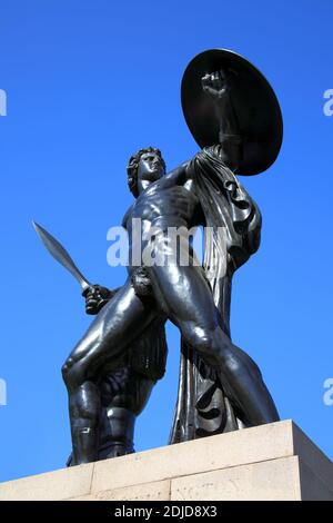 Viktorianische Bronze, errichtet 1822 im Hyde Park Corner London England Großbritannien, das ein beliebtes Reiseziel Touristenattraktion ist Orientierungspunkt Stock Foto i Stockfoto