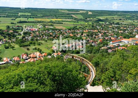 09.11.2020 - Pannonhalma, Ungarn: Abenteuer über den Wald und die Stadt Holzbaumkronenweg Weg über Pannonhalma Stockfoto