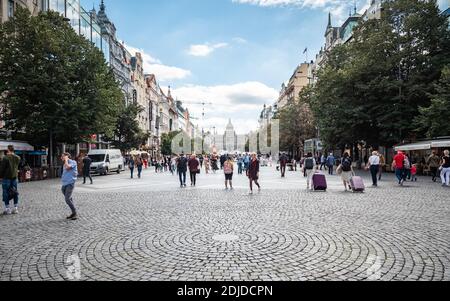 Wenzelsplatz, Prag, Tschechische Republik. Die kopfsteingepflasterten Straßen des zentralen Einkaufsviertels mit dem Nationalmuseum in der Ferne. Stockfoto