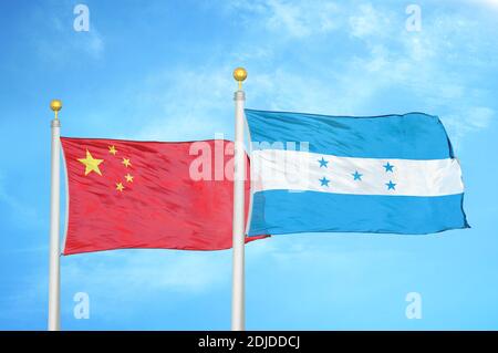 China und Honduras zwei Flaggen auf Fahnenmasten und blau bewölkt Himmel Stockfoto