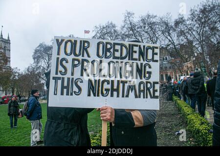 WESTMINSTER LONDON 14. Dezember 2020. Die Menschen nehmen an einem Anti-Lockdown-Protest vor dem Parlament Teil, der von Stand X gegen den Verlust von Freiheiten und Impfungen organisiert wird, während London sich darauf vorbereitet, in ein Tier-3-hohes Covid-alery mit härteren Einschränkungen des Coronavirus nach einem Anstieg der COVID-19-Fälle in vielen Bezirken der Hauptstadt einzuziehen. Kredit: amer ghazzal/Alamy Live Nachrichten Stockfoto