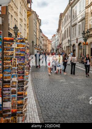 Prager Touristen. Eine geschäftige Straßenszene im Zentrum von Prag mit Kopfsteinpflaster und vielen Touristen- und Souvenirläden. Stockfoto