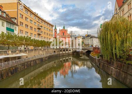 Ljubljana, Slowenien - 4. November 2019: Ljubljanica River at City Centre Bewölkt Herbstwetter in Ljubljana, Slowenien. Stockfoto