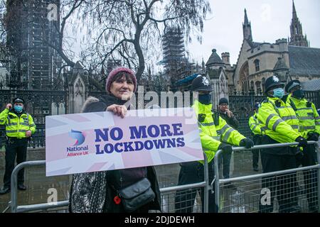 WESTMINSTER LONDON 14. Dezember 2020. Die Menschen nehmen an einem Anti-Lockdown-Protest vor dem Parlament Teil, der von Stand X gegen den Verlust von Freiheiten und Impfungen organisiert wird, während London auffordert, sich in einen Tier-3-hohen Covid-alery mit härteren Coronavirus-Beschränkungen nach einer Zunahme von COVID-19-Fällen in vielen Bezirken der Hauptstadt zu bewegen. Kredit: amer ghazzal/Alamy Live Nachrichten Stockfoto