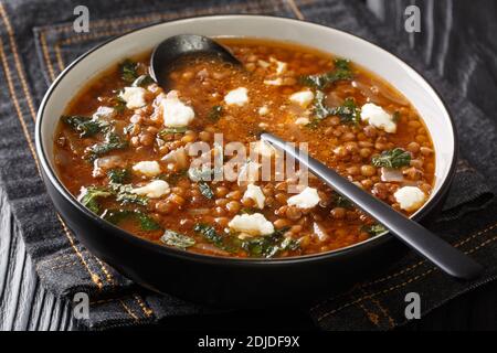 Griechische Suppe mit Linsen aus der Nähe in einem Teller auf dem Tisch. Horizontal Stockfoto