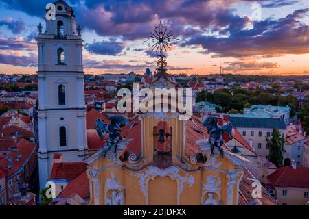 Das Dach der Kirche des heiligen Johannes des Täufers während des Sonnenuntergangs am Abend in Vilnius, Litauen Stockfoto