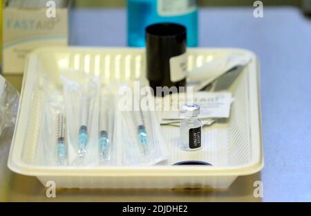 Injektionen des Impfstoffes Pfizer/BioNtech covid-19 in einer von Hausärzten geführten Klinik in Chalfont St Peter, Buckinghamshire, während Hunderte von Impfzentren für Covid-19, die von lokalen Ärzten betrieben werden, in ganz England eröffnet werden. Stockfoto