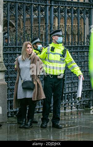 WESTMINSTER LONDON 14. Dezember 2020. Policel verhaften und verhaften einen Anti-Steuer-Protestanten während eines Anti-Lockdown-Protests in Westminster, organisiert von Stand-up X, als London sich darauf vorbereitet, in die Stufe-3-hohe Covid-Alarm mit härteren Resttriktionen in den nächsten Tagen zu ziehen. Kredit: amer ghazzal/Alamy Live Nachrichten Stockfoto