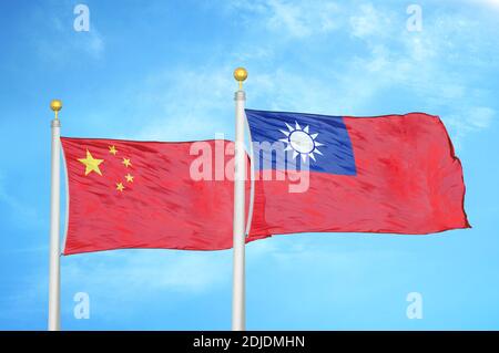 China und Taiwan zwei Flaggen auf Fahnenmasten und blau bewölkt Himmel Stockfoto