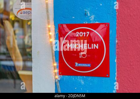 Burano, Italien - 10. Januar 2017: Berühmtes Restaurant mit Michelin-Führer Trattoria al Gatto Nero auf der Insel Burano in Venedig, Italien. Stockfoto