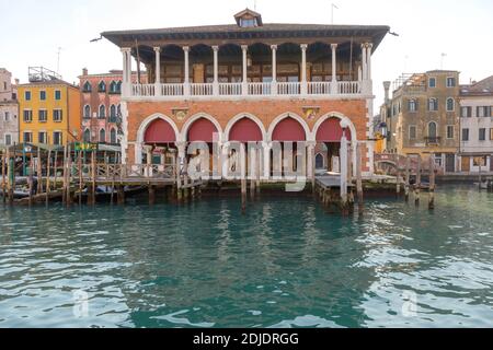 Venedig, Italien - 11. Januar 2017: Historischer Fischmarkt Rialto am Canal Grande in Venedig, Italien. Stockfoto