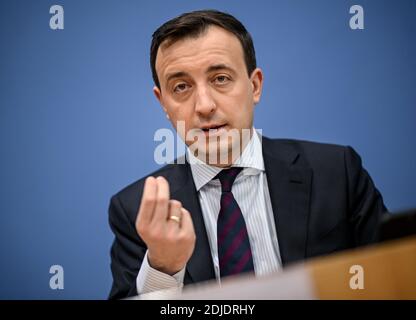 Berlin, Deutschland. Dezember 2020. Paul Ziemiak, CDU-Generalsekretär, informiert über die bevorstehende Parteikonferenz. Der neue CDU-Bundesvorsitzende soll am 22. Januar endgültig festgelegt werden. Quelle: Britta Pedersen/dpa-Zentralbild/dpa/Alamy Live News Stockfoto