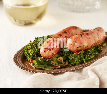 Würste mit Broccoli Rabe und Knoblauch Stockfoto