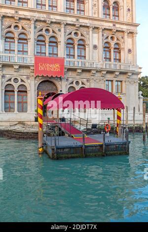 Venedig, Italien - 11. Januar 2017: Eintritt ins Casino am Canal Grande in Venedig, Italien. Stockfoto