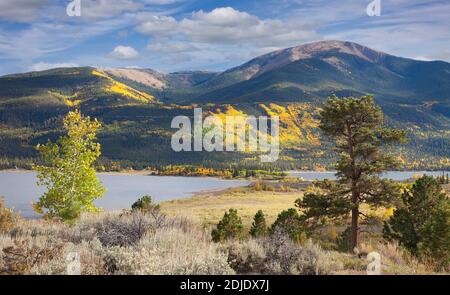 Malerische Landschaft im Herbst in Colorado von Twin Lakes und den Rocky Mountains. Stockfoto