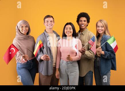 Freunde, Team, internationaler Sprachkurs und moderne Bildung Stockfoto