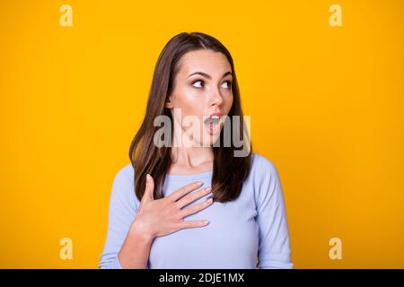 Nahaufnahme Foto von attraktiven ziemlich schockiert sprachlose Dame offenen Mund Blick Seite leer Raum berühren Arm Brust beeindruckt schreckliche Ansicht Legeres Hemd tragen Stockfoto