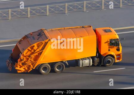 Recycling-LKW Fahrten auf der Straße in der Stadt Stockfoto