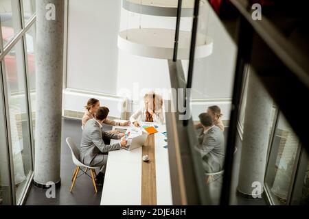 Gruppe von multiethnischen Geschäftsleuten, die im Büro zusammenarbeiten Stockfoto