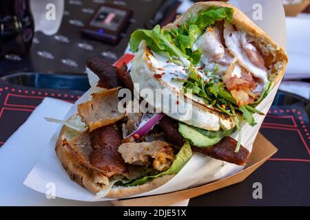 Riesige Pita Fladenbrot Fast Food mit Fleisch Brie gefüllt Käse und Gemüse Stockfoto