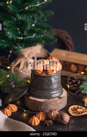 Picci - Weihnachts-Shortbread-Kekse im Vintage-Glas auf dem Hintergrund von Tannenzweigen. Stockfoto