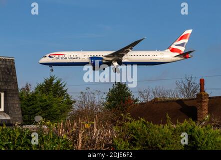 Ein Flugzeug von British Airways, das am Flughafen Heathrow landet. British Airways hat angekündigt, dass es 15 mindestens 2021 Langstrecken-Strecken kürzen wird. Stockfoto