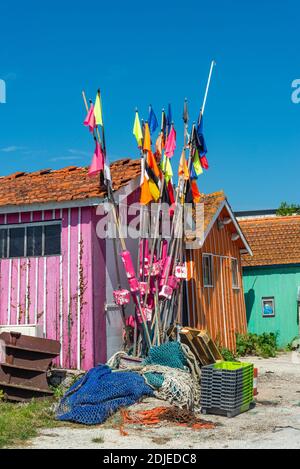 Farbenfrohe Austernhütten und Angelausrüstung im Hafen von Chateau d'Oléron, Oleron Island, Charente Maritime, Frankreich Stockfoto