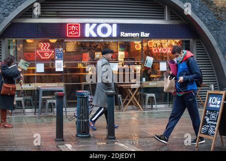 Brixton, London, 14. Dezember 2020: Kleine Restaurants können den Kunden derzeit erlauben, drinnen zu essen, solange sie ihre sozialen Blasen nicht vermischen. Ab Mittwoch, den 16. Dezember, um 00:01 Uhr können nur noch Take-Out-Bestellungen bedient werden. Anna Watson/Alamy Live News Stockfoto