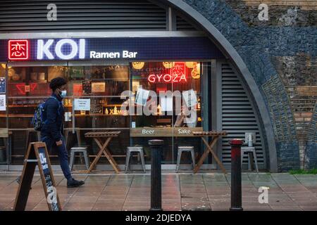 Brixton, London, 14. Dezember 2020: Kleine Restaurants können den Kunden derzeit erlauben, drinnen zu essen, solange sie ihre sozialen Blasen nicht vermischen. Ab Mittwoch, den 16. Dezember, um 00:01 Uhr können nur noch Take-Out-Bestellungen bedient werden. Anna Watson/Alamy Live News Stockfoto