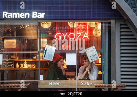 Brixton, London, 14. Dezember 2020: Kleine Restaurants können den Kunden derzeit erlauben, drinnen zu essen, solange sie ihre sozialen Blasen nicht vermischen. Ab Mittwoch, den 16. Dezember, um 00:01 Uhr können nur noch Take-Out-Bestellungen bedient werden. Anna Watson/Alamy Live News Stockfoto